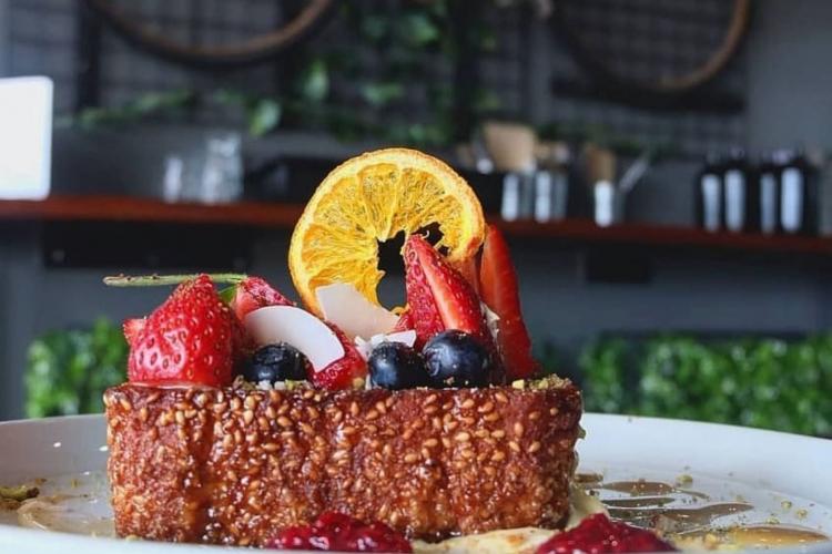 Toast with strawberries with fresh fruit toppings